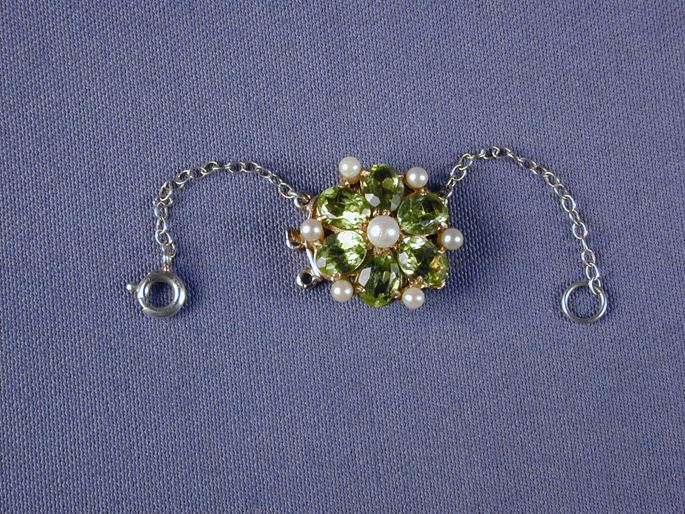 Peridot and pearl circular cluster snap with a central pearl and six oval peridots | MasterArt